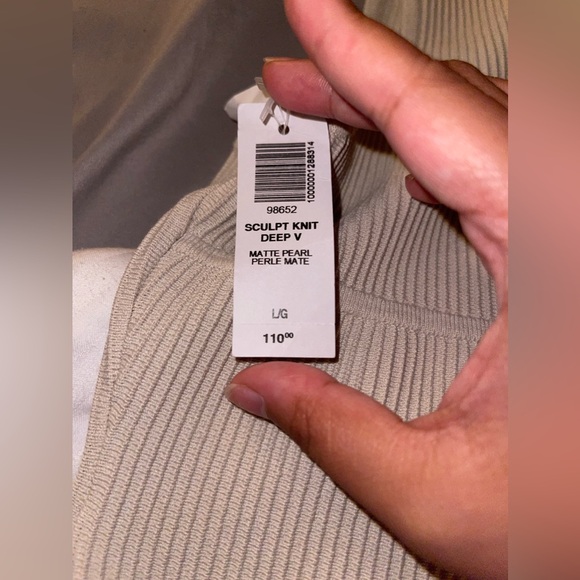 Aritzia babaton sculpt knit deep v - matte pearl size large - Picture 2 of 5